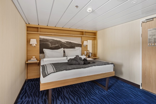 HX Hurtigruten Expeditions, MS Spitsbergen, Expedition Suite Q, Credit - Espen Mills 3.jpg